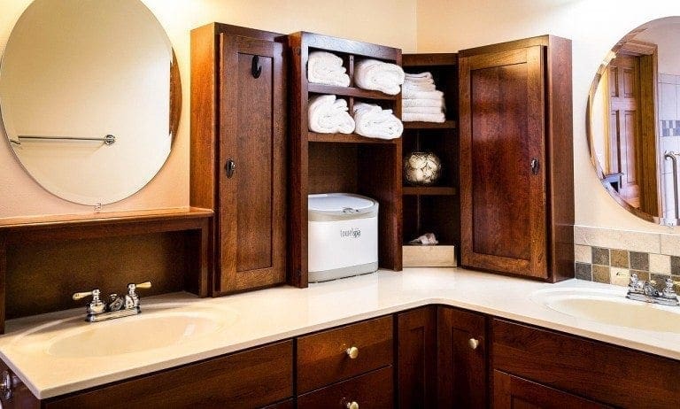 How to Optimize Bathroom Space to Store Towels, Jewelry, Makeup and More