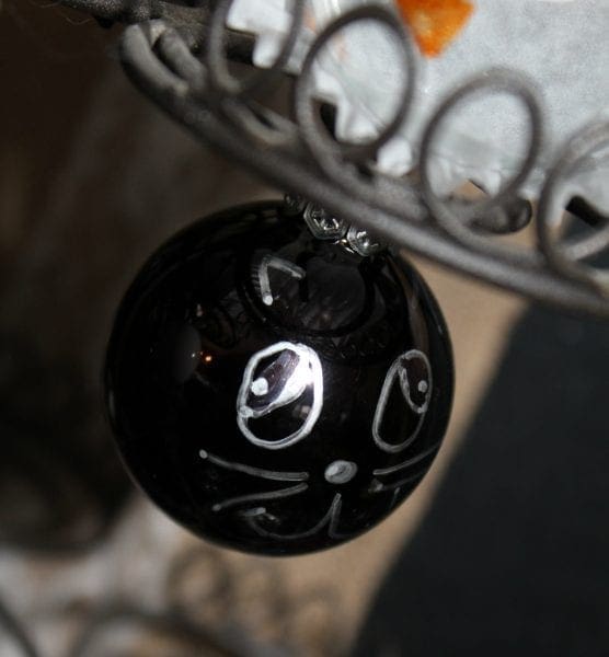sharpie-chrismas-ornaments-black-cat