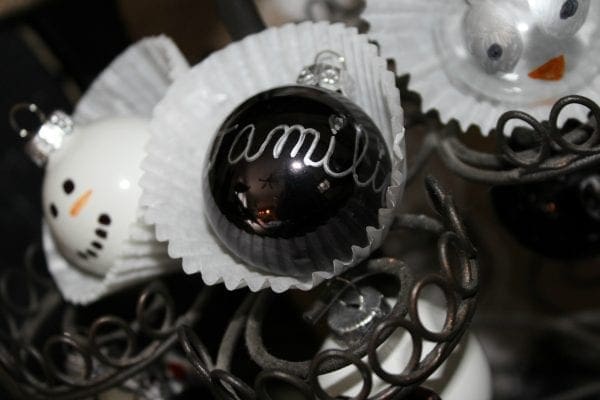 sharpie-chrismas-ornaments-familia