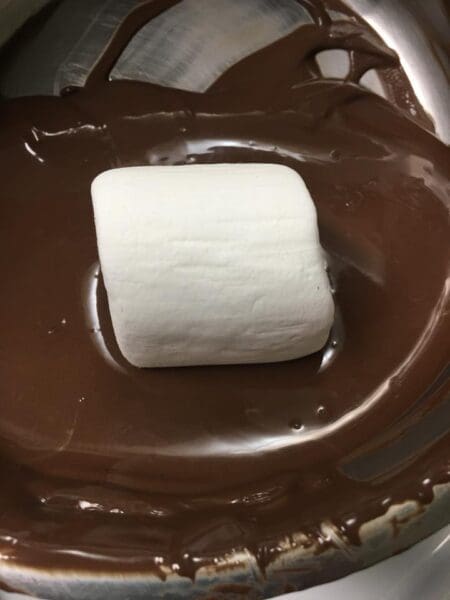 Easy and Fun Penguin Marshmallow Treats for the Winter