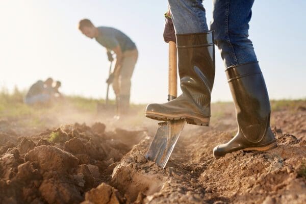 9 Benefits of Wearing Men's Steel Toe Work Boots