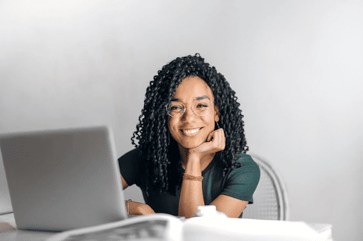 Accessing Education and Technology: Online Colleges Providing Free Laptops