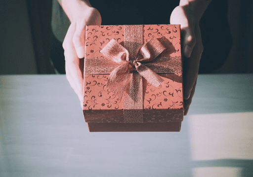 Cherished Memories Captured: The Allure of Personalized Ornaments and Gifts