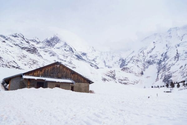 How to Find the Perfect Luxury Ski Chalet for Your Winter Holiday