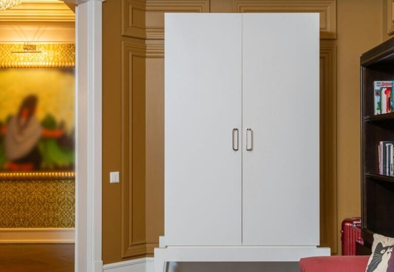 10 Innovative Dyes to Elevate Your Cabinet Refacing Franchise Product Shelf
