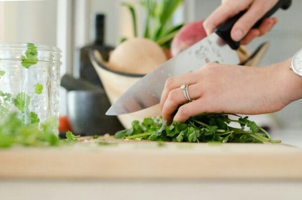 5 Easy Tips for Stress-Free Weeknight Dinners Every Mom Needs