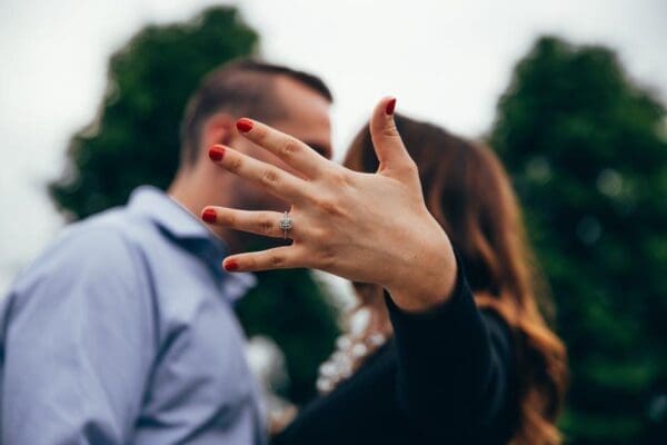 Expert Tips for Selecting a Stunning Engagement Ring