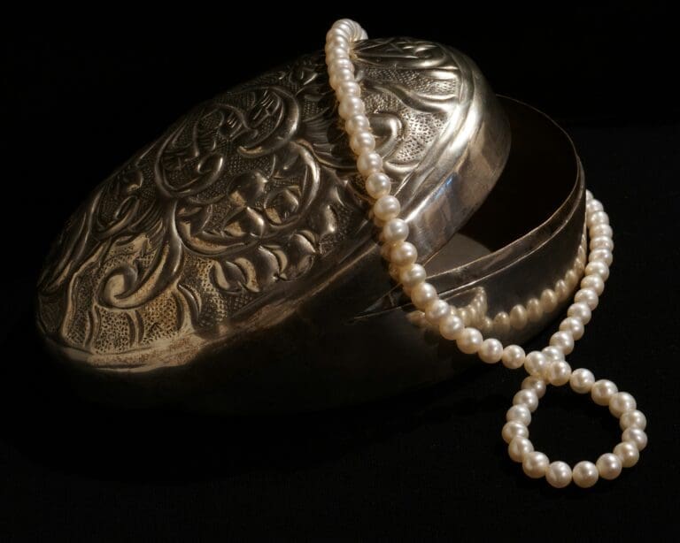 How Antique Jewelry Shapes Modern Style