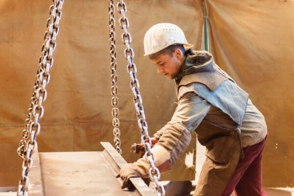 How to Choose the Right Rigging Hardware for Heavy-Duty Lifting