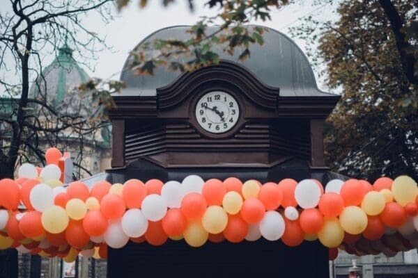 Grand Opening Balloon Displays for Strip Malls and Tight Sidewalks